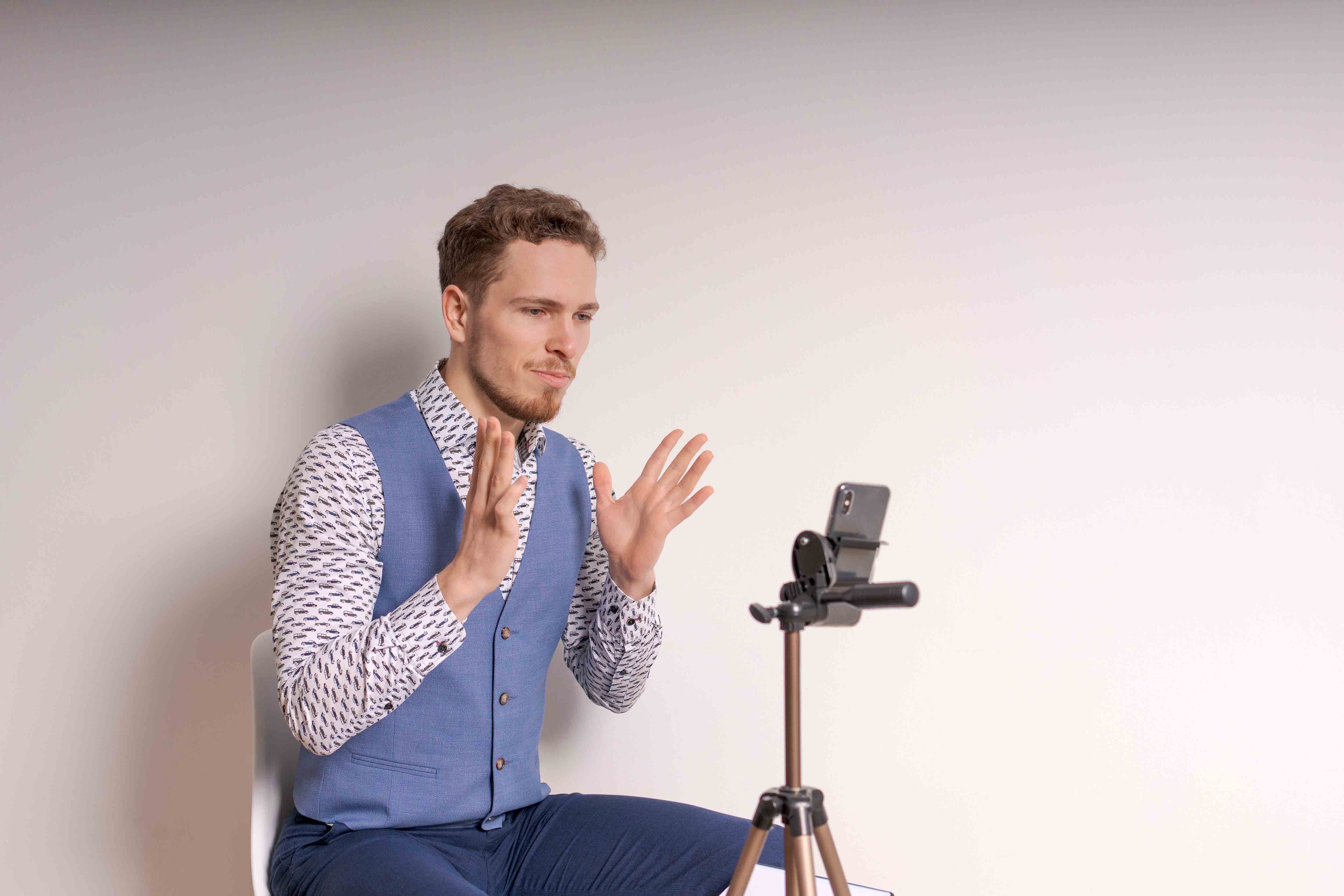 young-business-man-in-shirt-gesticulates-while-cre-2024-12-04-13-50-10-utc Kopie.jpg