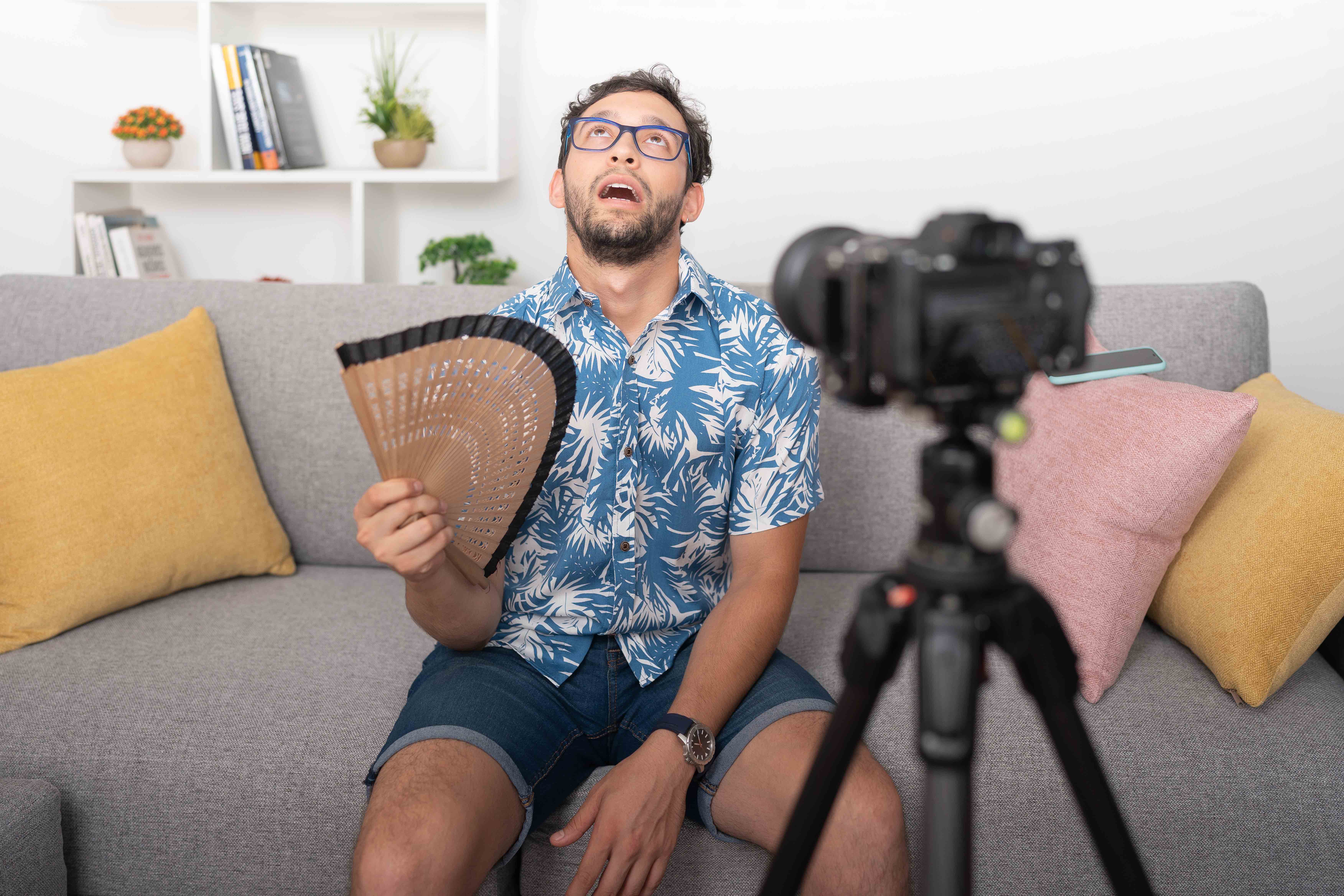 young-male-influencer-while-fanning-himself-becaus-2025-03-09-03-59-46-utc Kopie.jpg