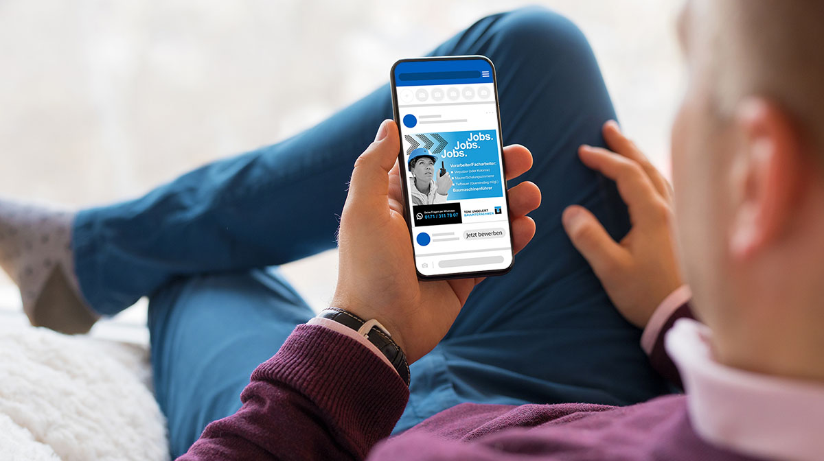 Bauingenieur sieht Stellenanzeigenbanner auf Facebook