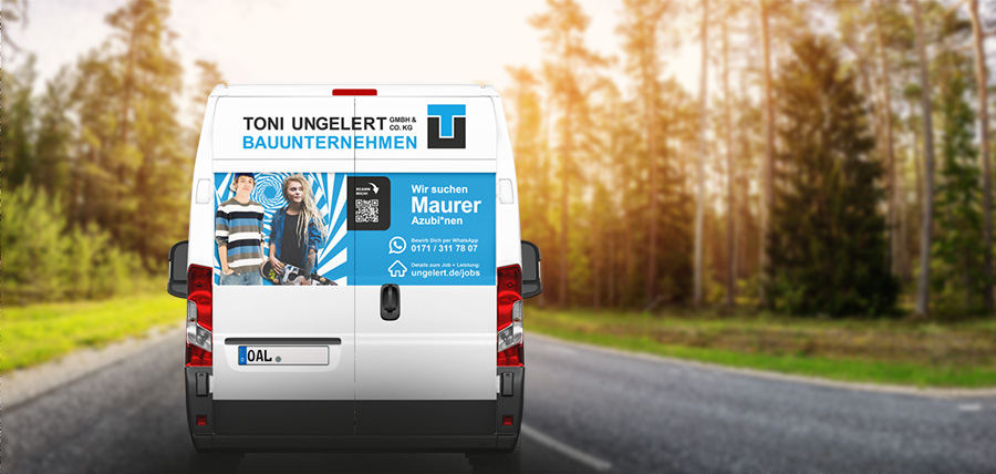 Baufahrzeug-Transporter mit Beklebung Job-Anzeige
