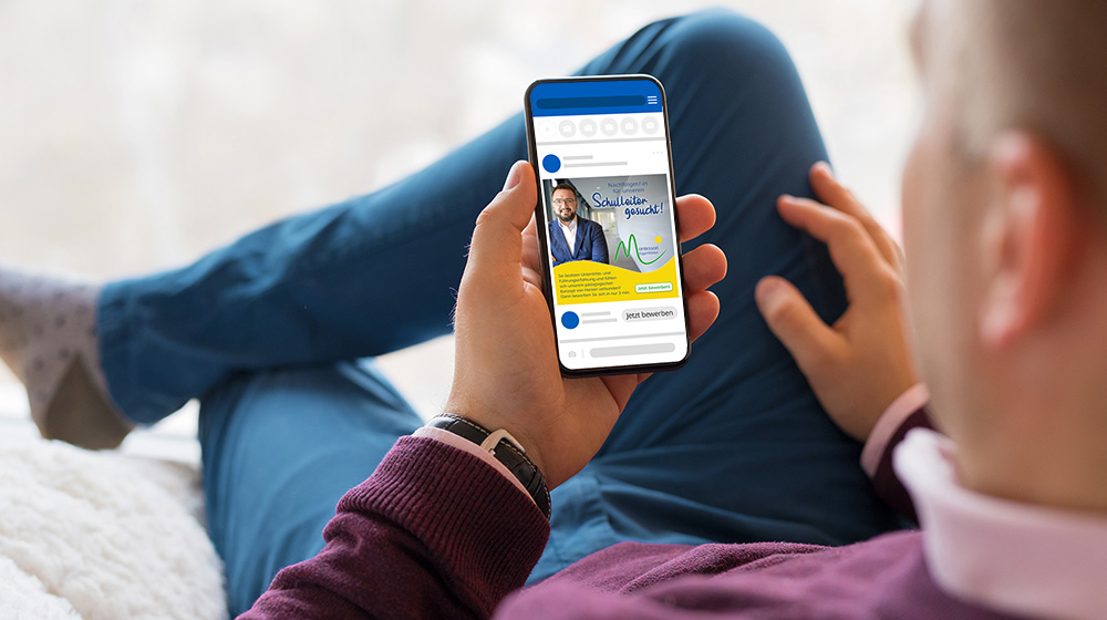 Social-Media Banner auf Smartphone von Stelleninteressenten