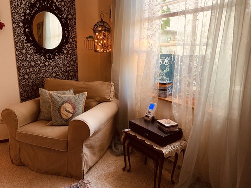 Eine gemütliche Ecke mit Sessel und CD Spieler