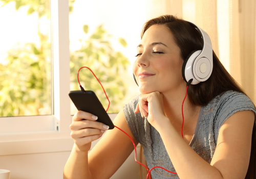 Frau mit Handy und Kopfhörer (500 × 350 px).png