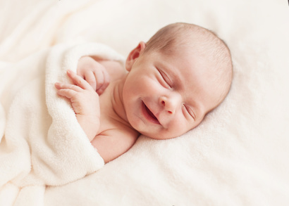 Baby lächelt glücklich.jpg