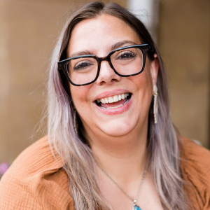 Frau mit Brille.png