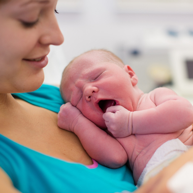 entspanntes-neugeborenes-Baby und Mama.png