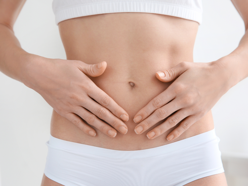 Frau mit Hände auf dem Bauch.png
