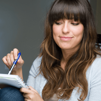 Frau mit Notizblock (350 x 350 px).png
