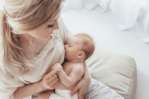 Mama stillt Baby 600 x 400 (1).png