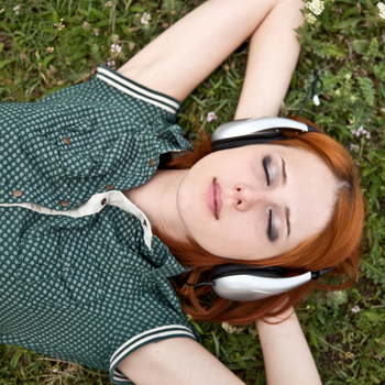 Frau + Kopfhörer Wiese (350 x 350 px).png