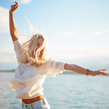Frau glücklich Meer (350 x 350 px) (2).png