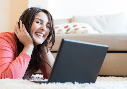 Frau mit Kopfhörer (500 x 350 px) (20).png