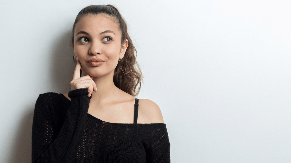 Frau überlegt (960 x 540 px) (1).png