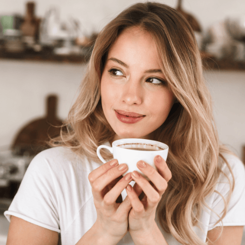 Frau mit Kaffeetasse (500 x 500 px).png