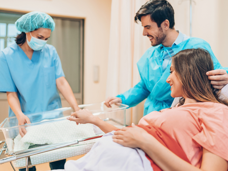 Kaiserschnitt, Paar mit Baby im Krankenhaus.png