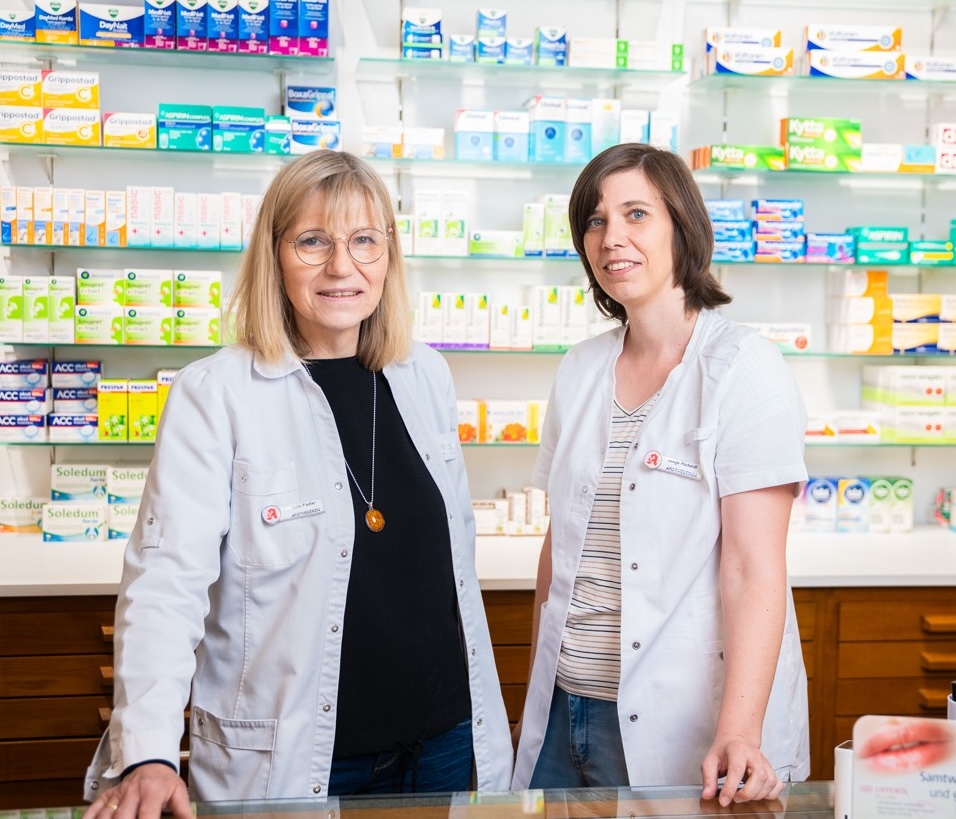 Zwei Apothekerinnen hinter dem Apotheken-Tresen