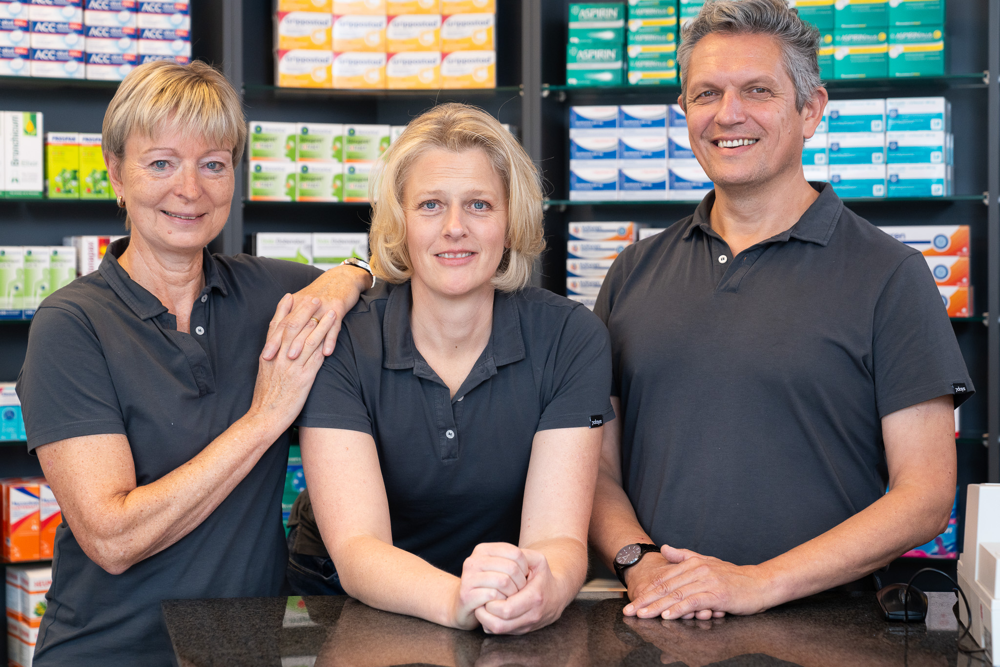 Sieben Teammitglieder in der Apotheke