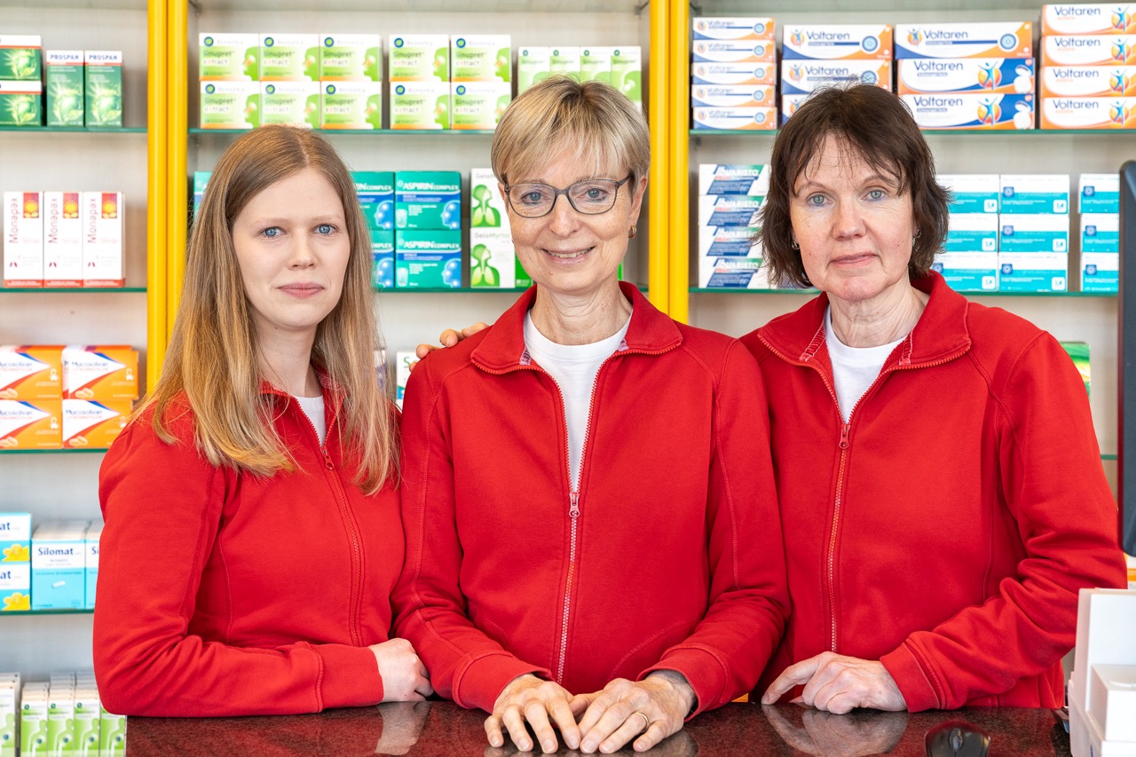 Drei Mitarbeiterinnen in der Apotheke