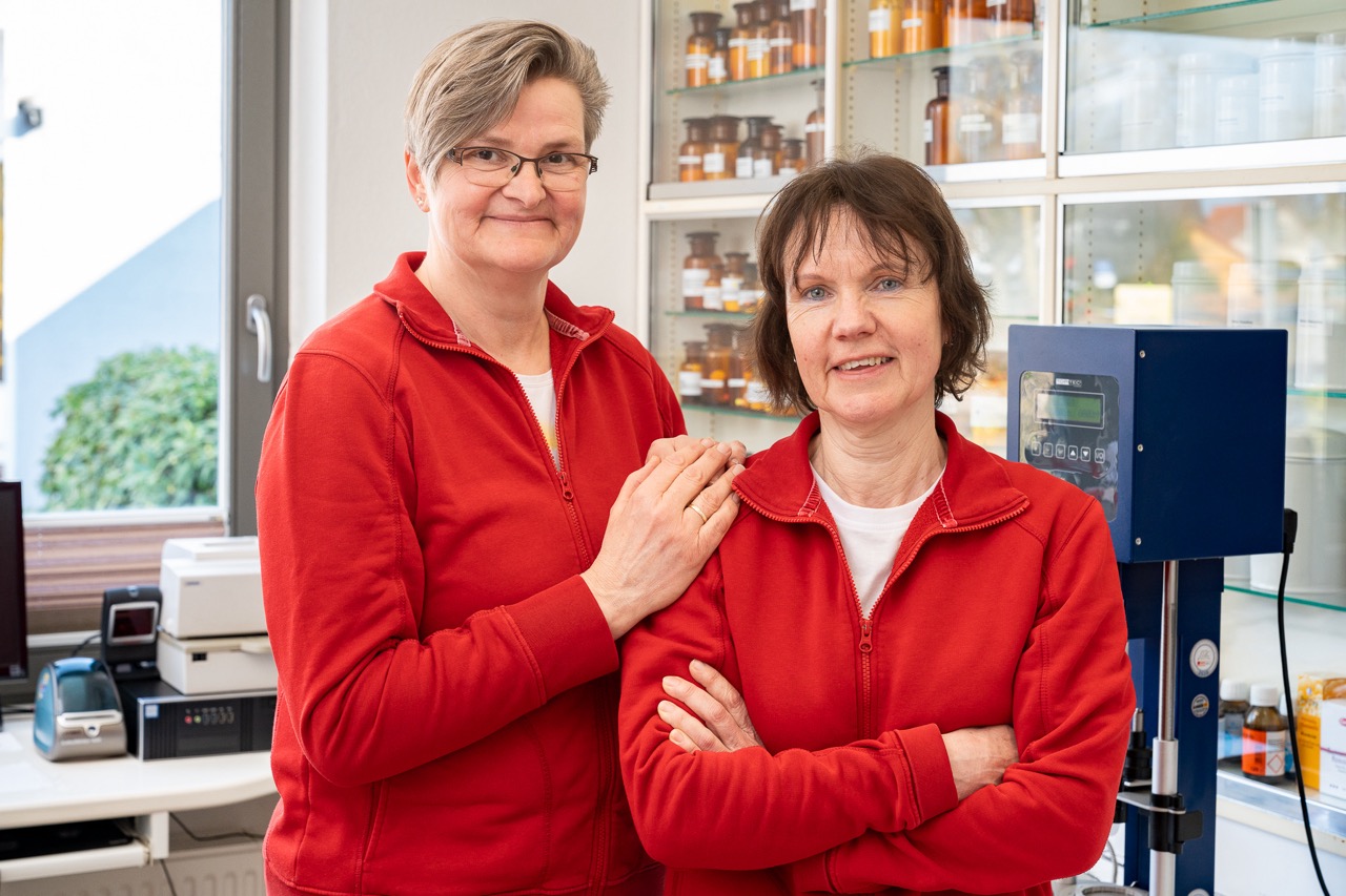 Zwei Mitarbeiterinnen der Bären Apotheke im Labor