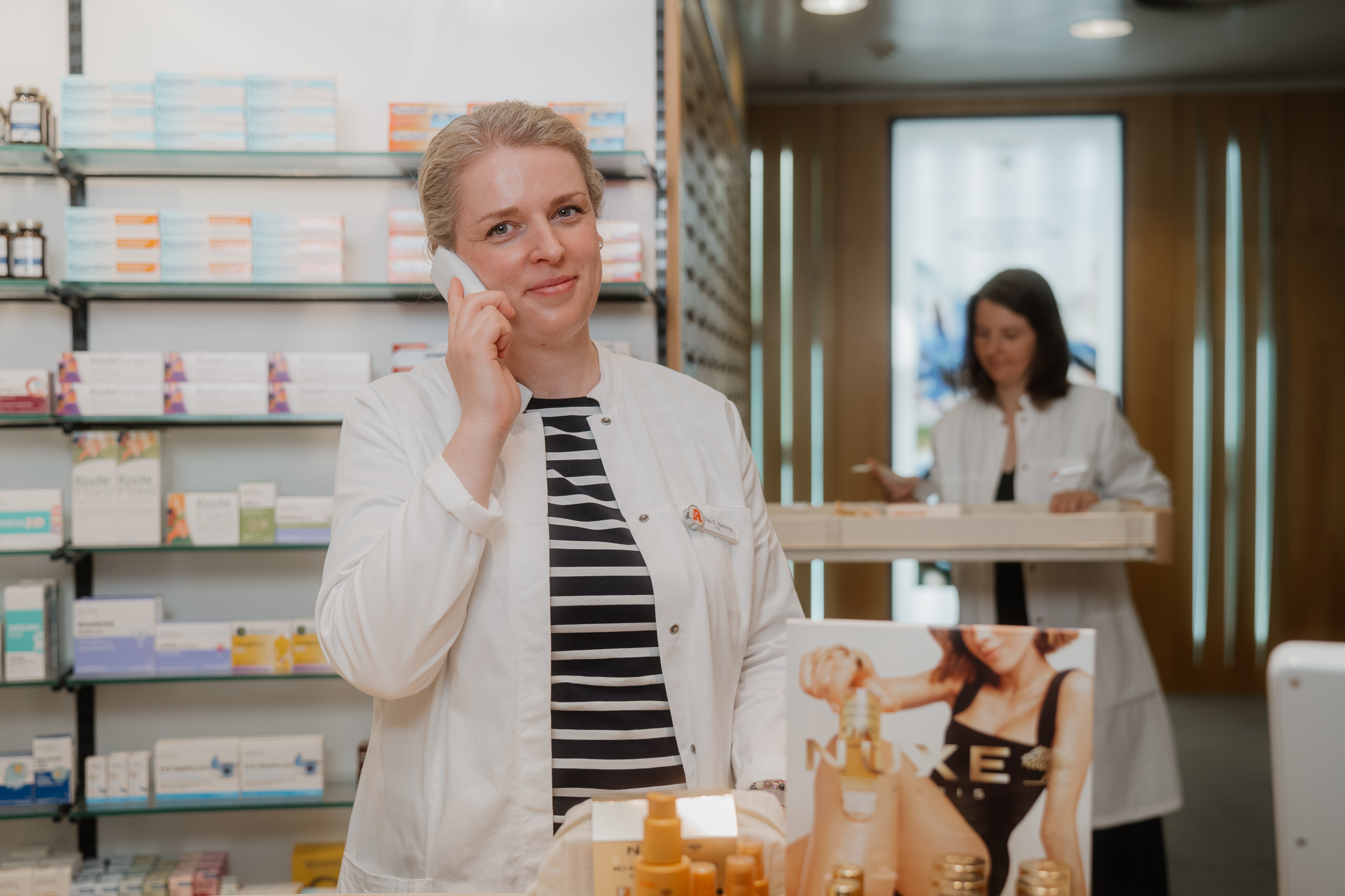 Mitarbeiterin am Telefon