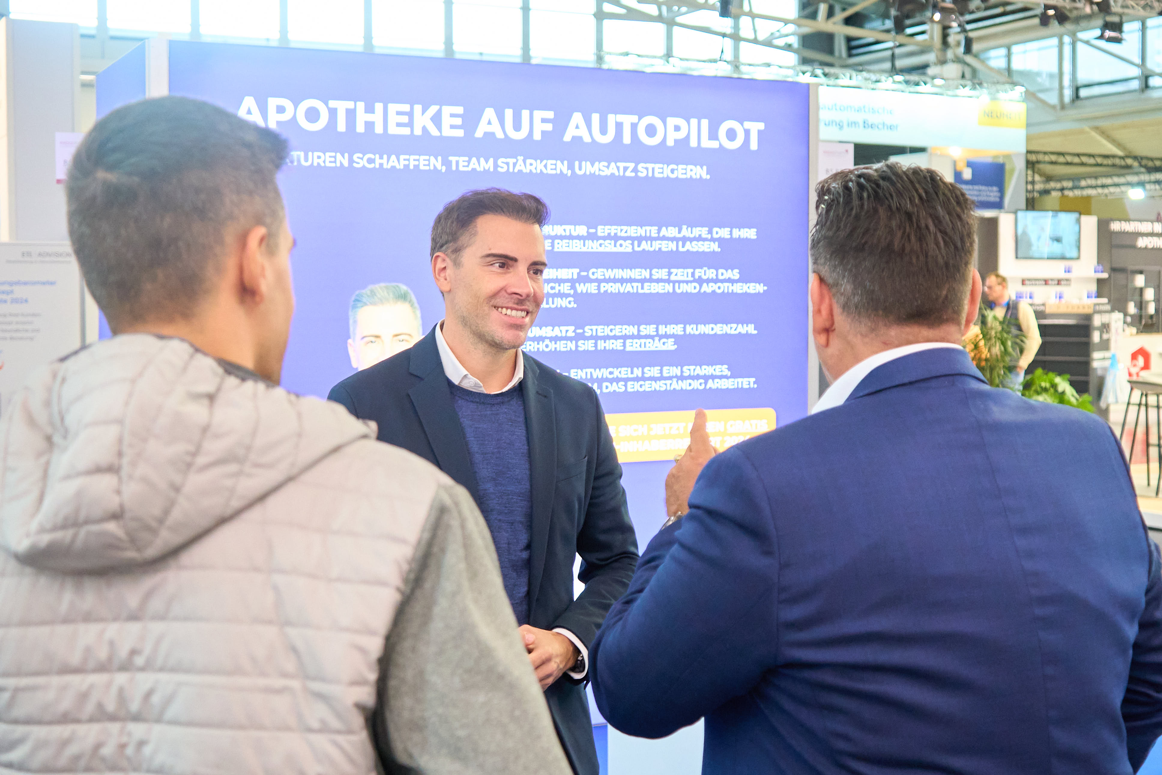 Bodo Schmitz-Urban unterhält sich auf der Expopharm mit einer Apothekerin
