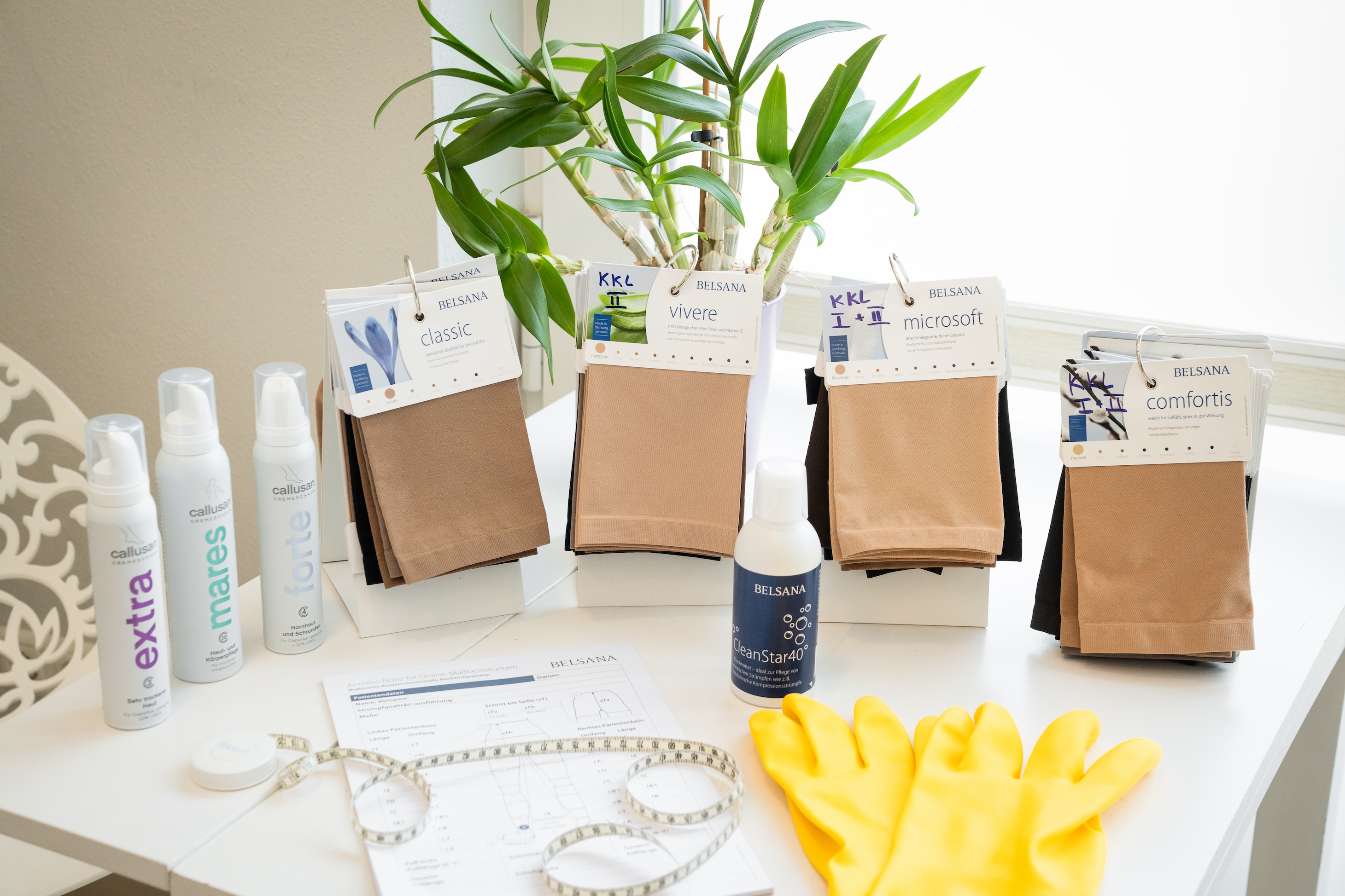 Tisch mit Auswahl von Kompressionsstrümpfen