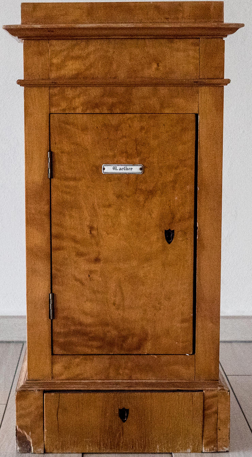 Historisches Schränkchen der Apotheke