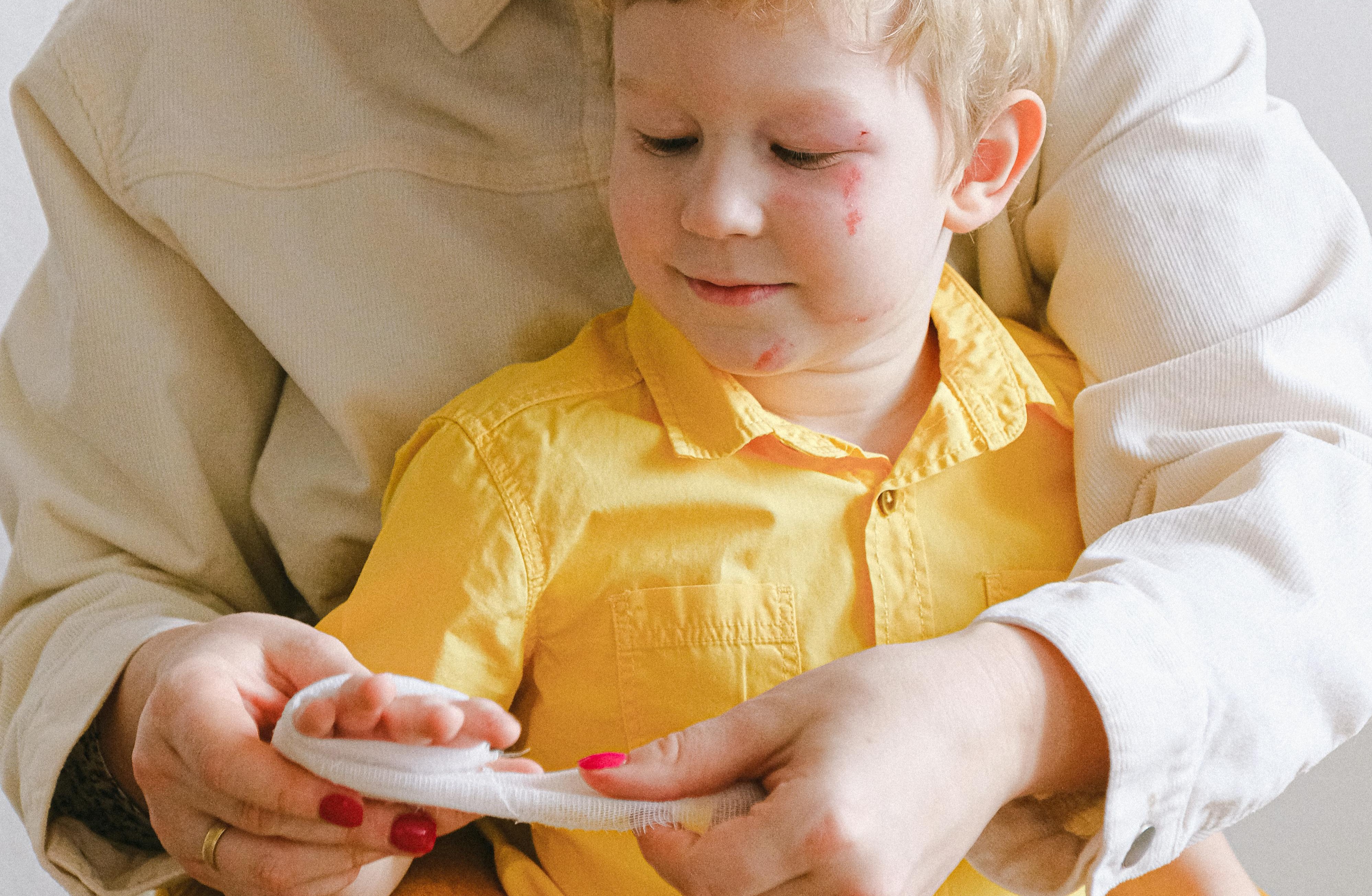 Mutter verbindet Hand von ihrem Kind