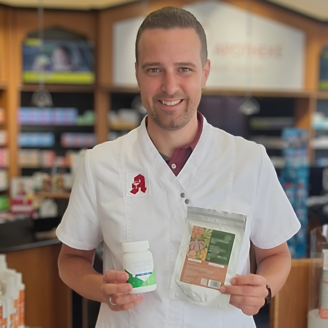 Apotheker mit einer Dose und einer Tüte in der Hand