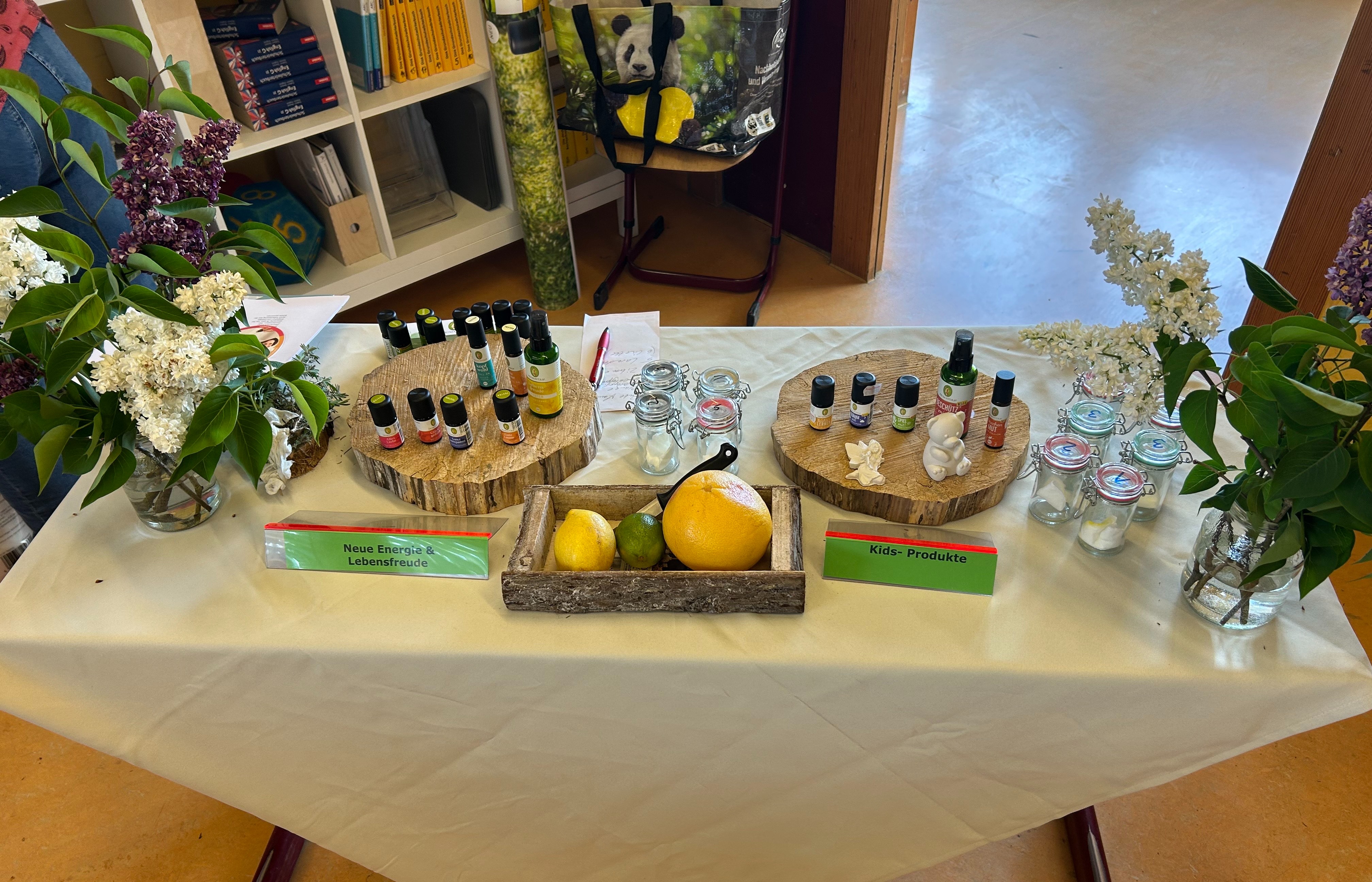 Aufgebauter Workshop-Tisch in einem Klassenzimmer mit unterschiedlichen Düften und Ölen 