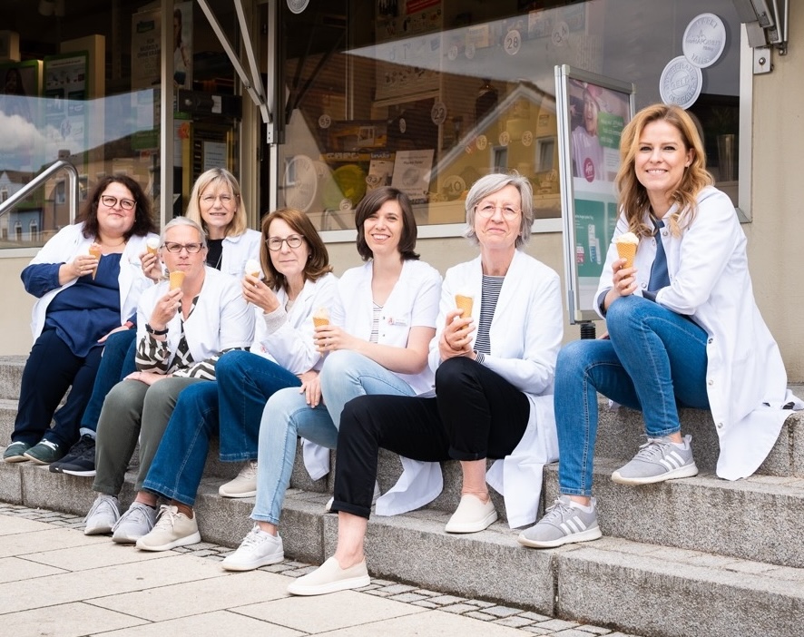 Das Team vor der Markt Apotheke Pilsting, alle mit einem Eis in der Hand