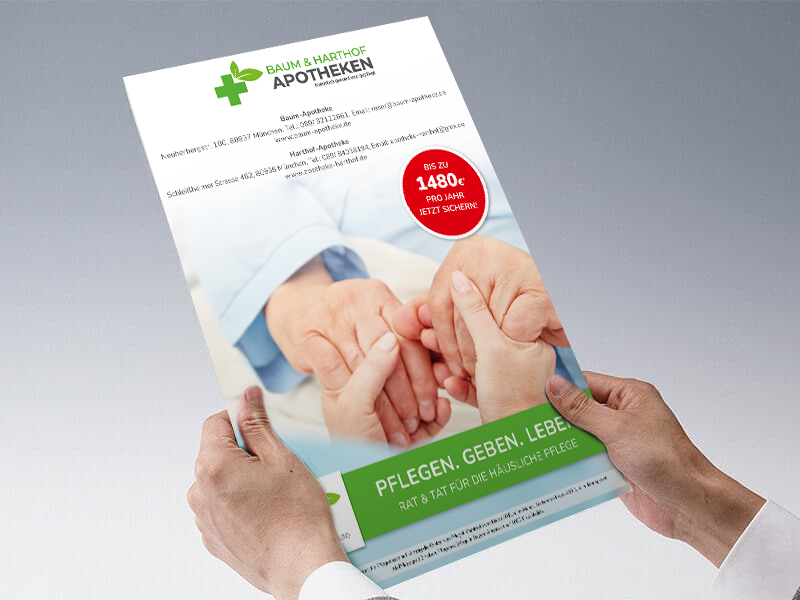 Zwei Hände halten den Flyer mit den Informationen zum PfelegeAbo