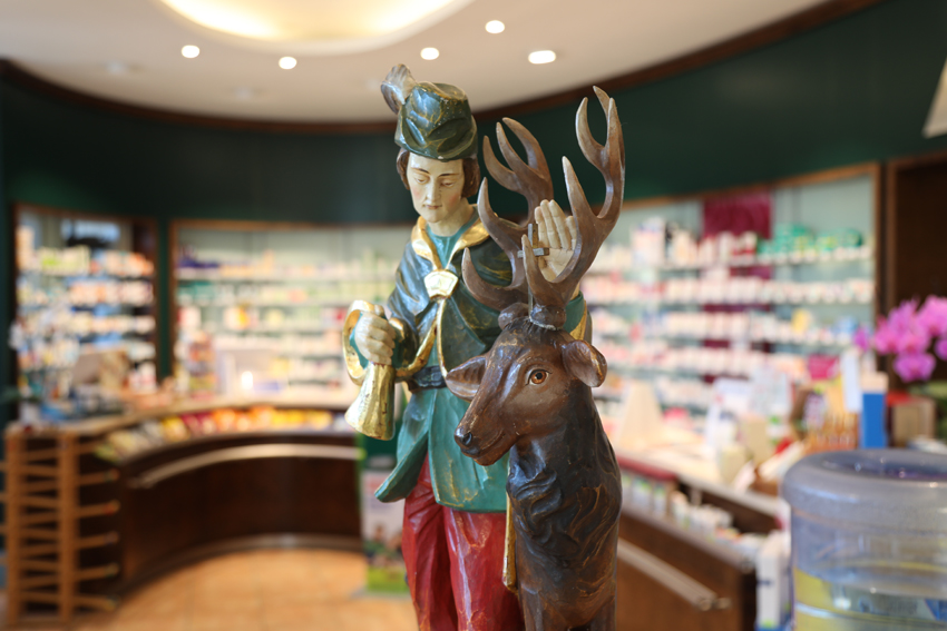 Statue eines Mannes auf einem Hirsch, die in den Eger Apotheken steht