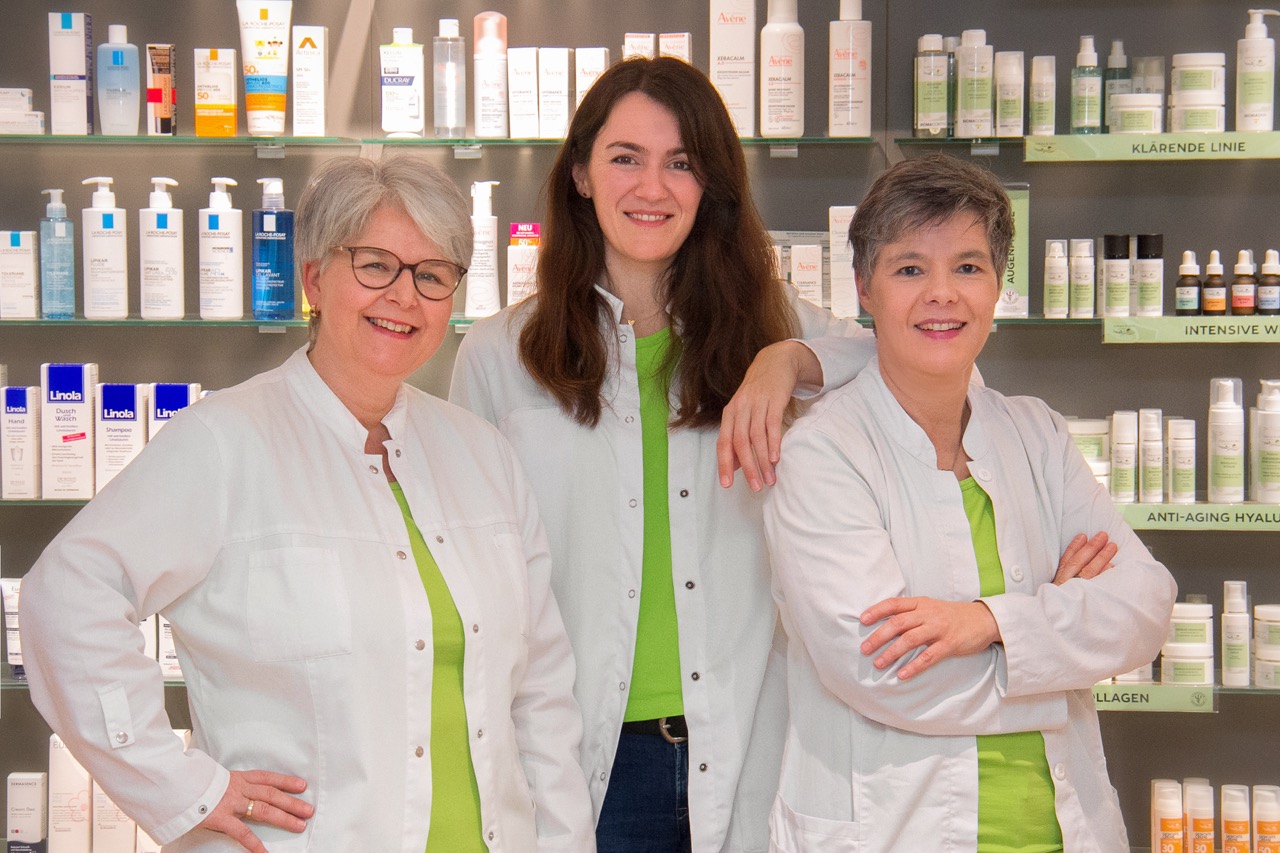 Drei Kolleginnen in der Apotheke
