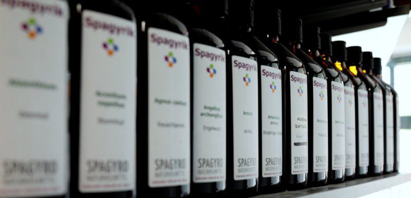 Eine Reihe von Spagyrik Fläschchen im Regal der Eger-Apotheken