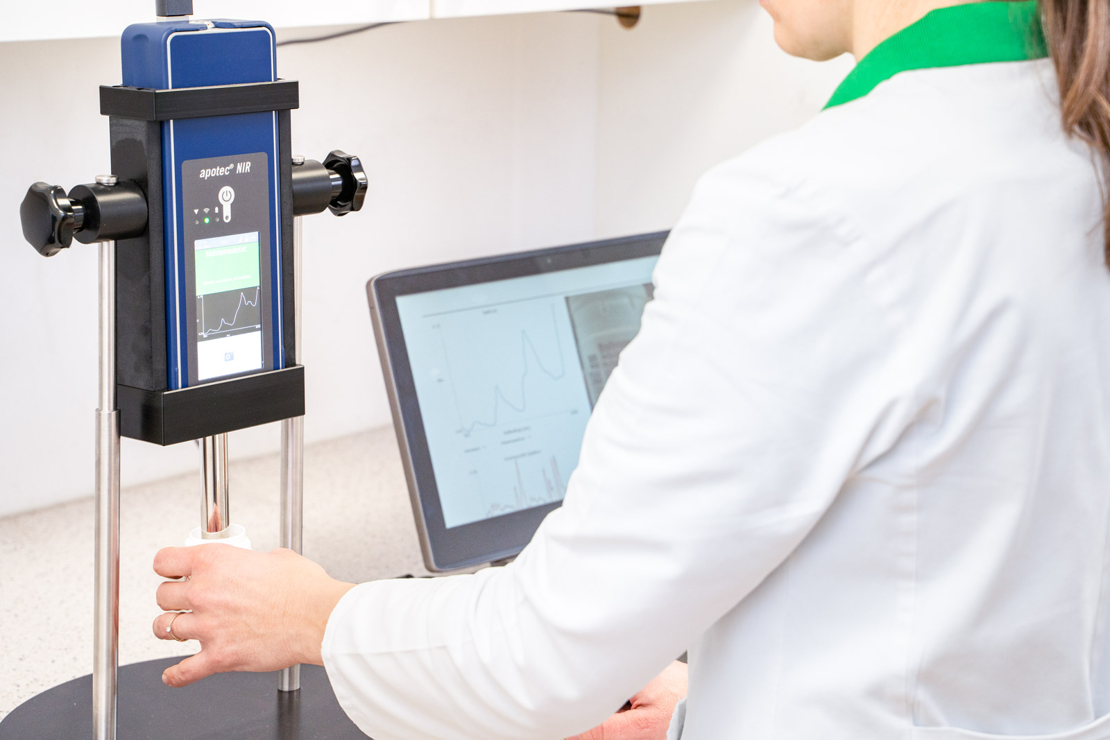 Mitarbeiterin füllt ein Medikament ab