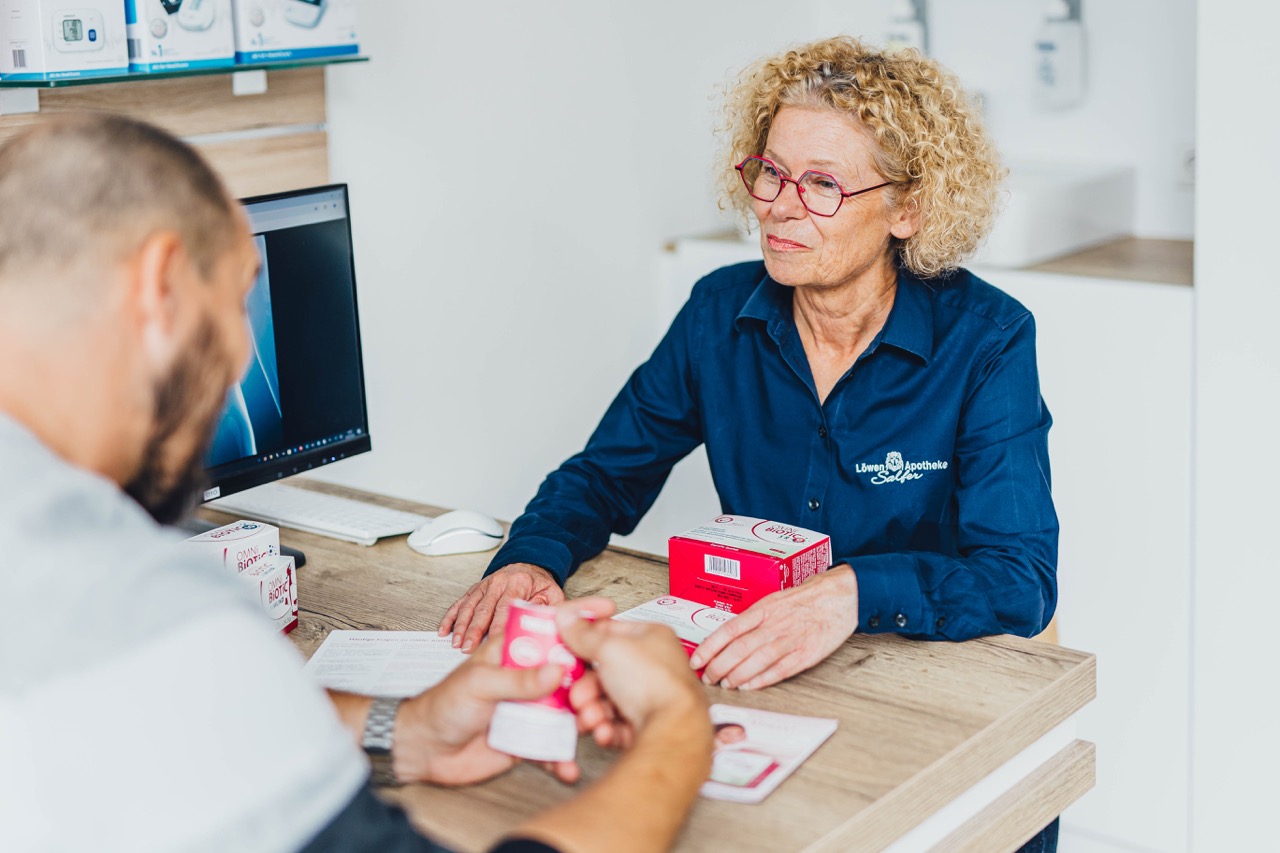 Beratung eines Kunden zur Darmgesundheit