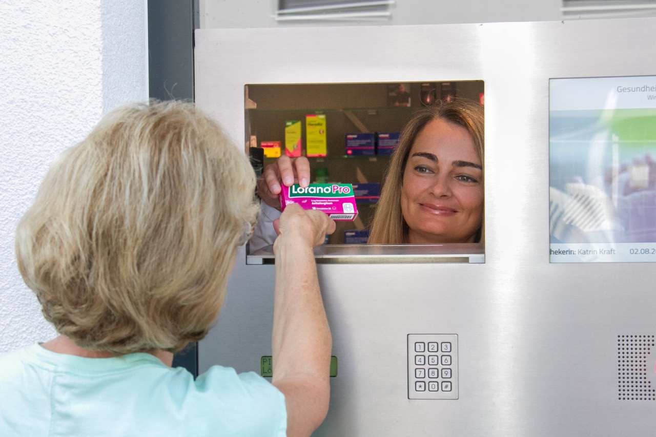 Übergabe eines Medikaments im Notdienst