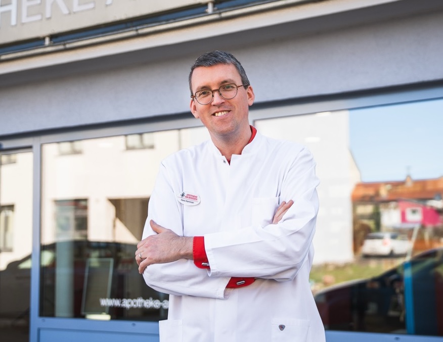 Inhaber Hans Kaminski vor der Apotheke