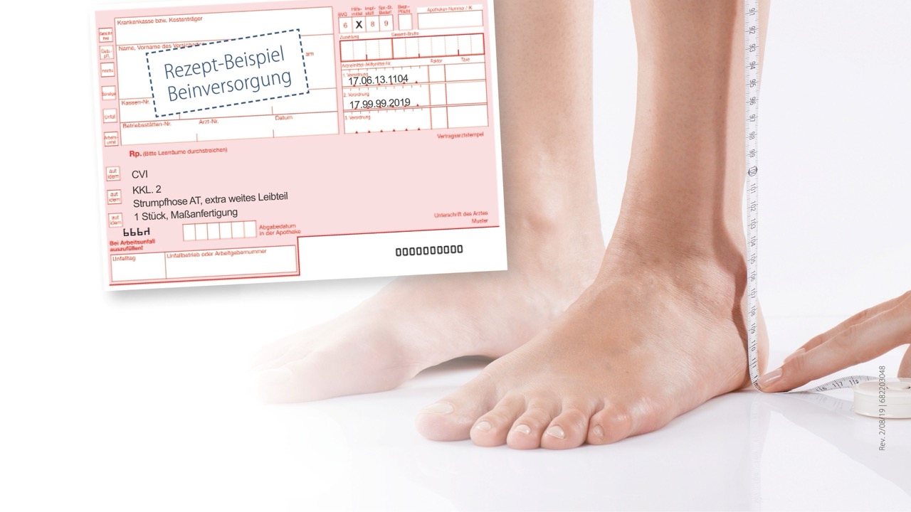 Ausmessen einen Fußes für die Kompressionsstrümpfe, links daneben sieht man ein Beispielrezept