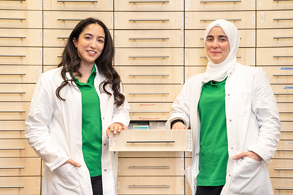 Zwei Mitarbeiterinnen vor dem Vorratsschrank