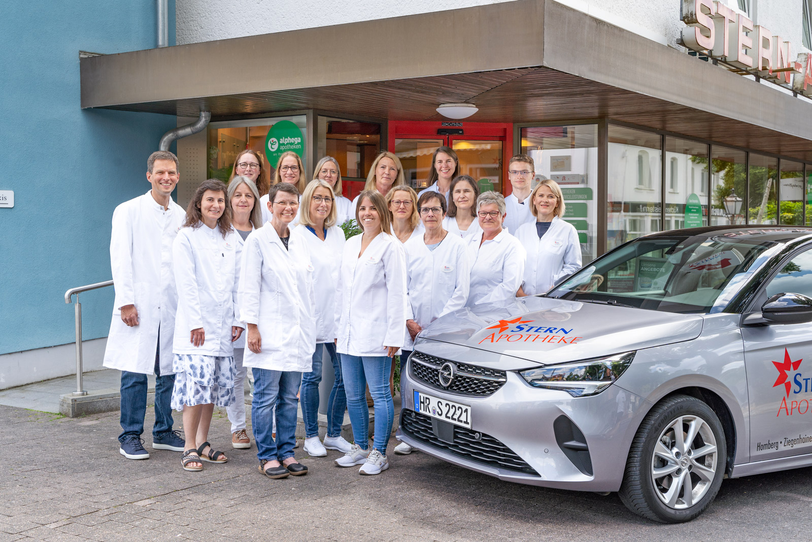 Das Team der Stern Apotheke vor der Apotheke