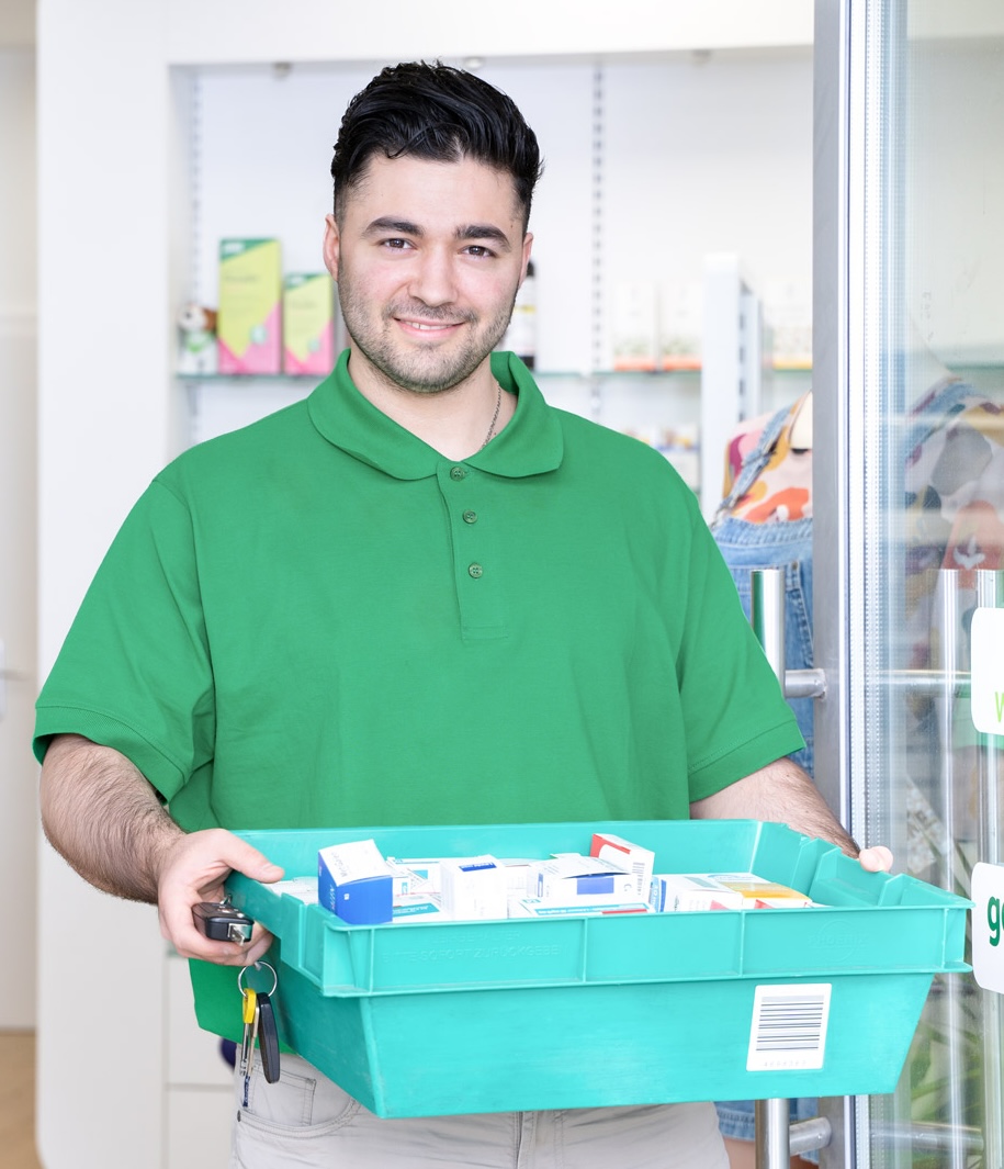 Mitarbeiter mit einer Kiste voller Medikamente