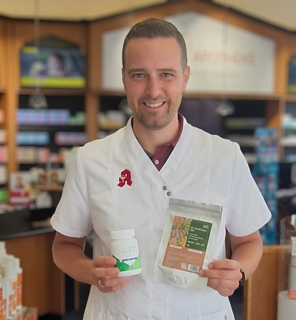 Apotheker hält Medizinalcannabis in der Hand