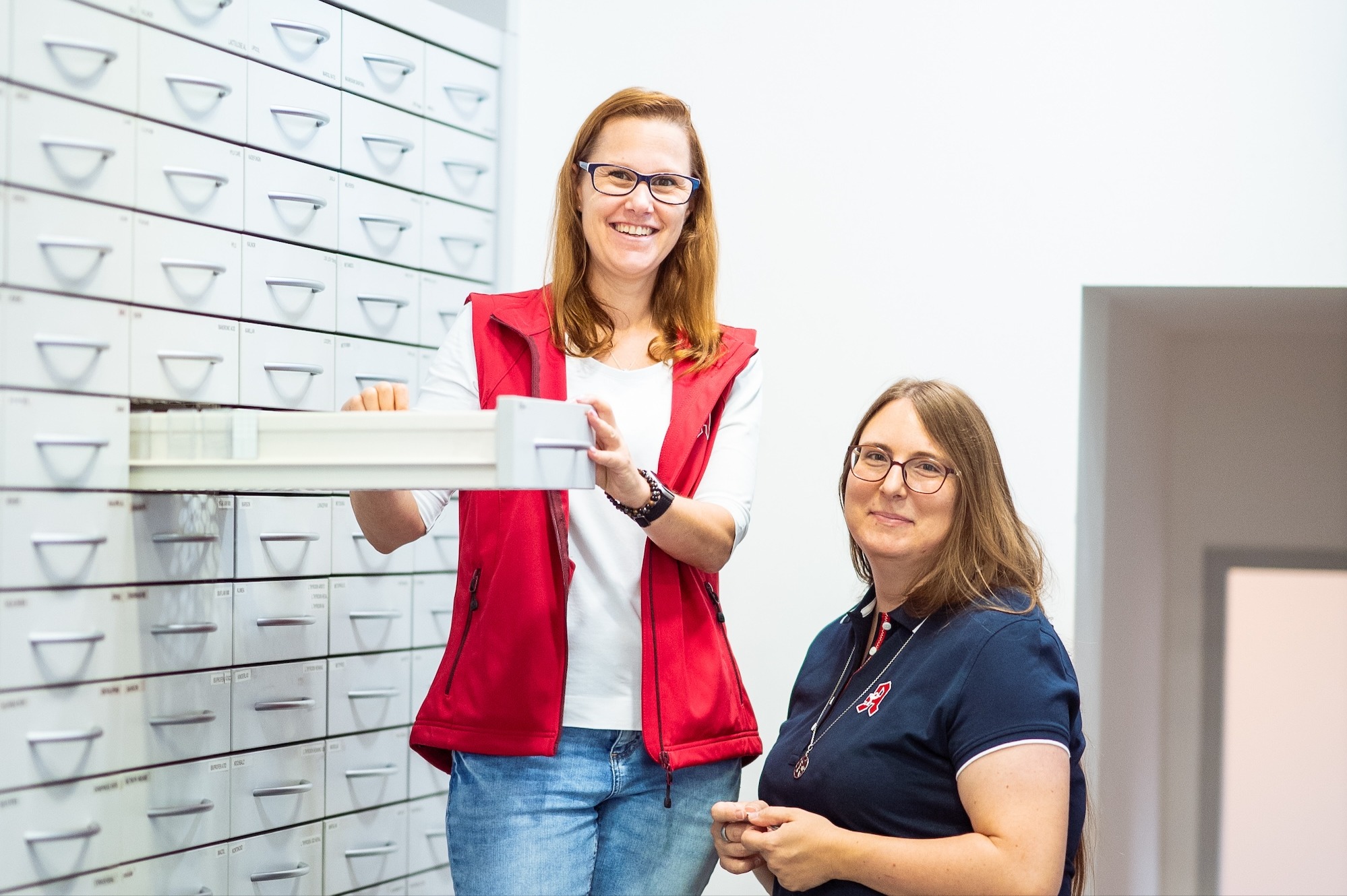 Zwei Mitarbeiter vor dem Apothekenschrank