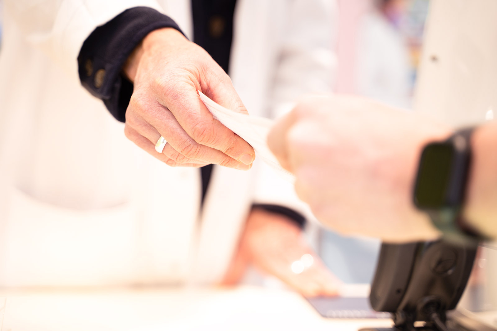 Übergabe eines Rezeptes