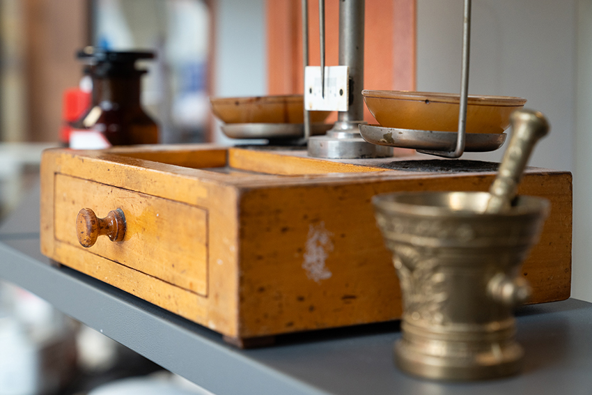 Eine altmodische Waage zum Abmessen der Heilpflanzen-Mischungen