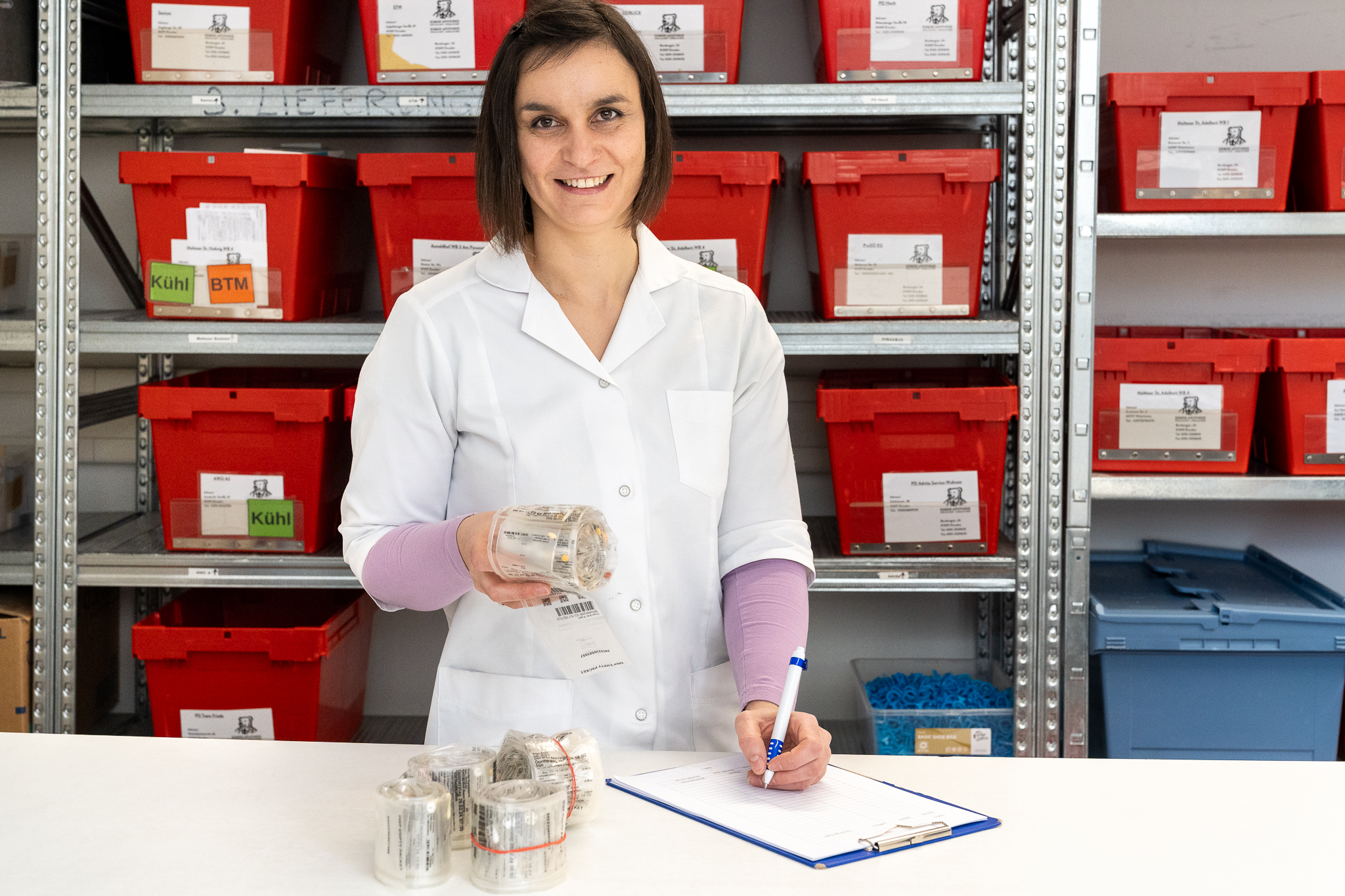 Apothekerin bei der Verblisterung