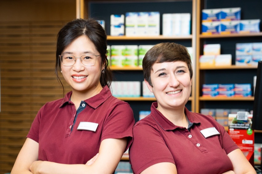 Zwei lächelnde Mitarbeiterinnen der Apotheken