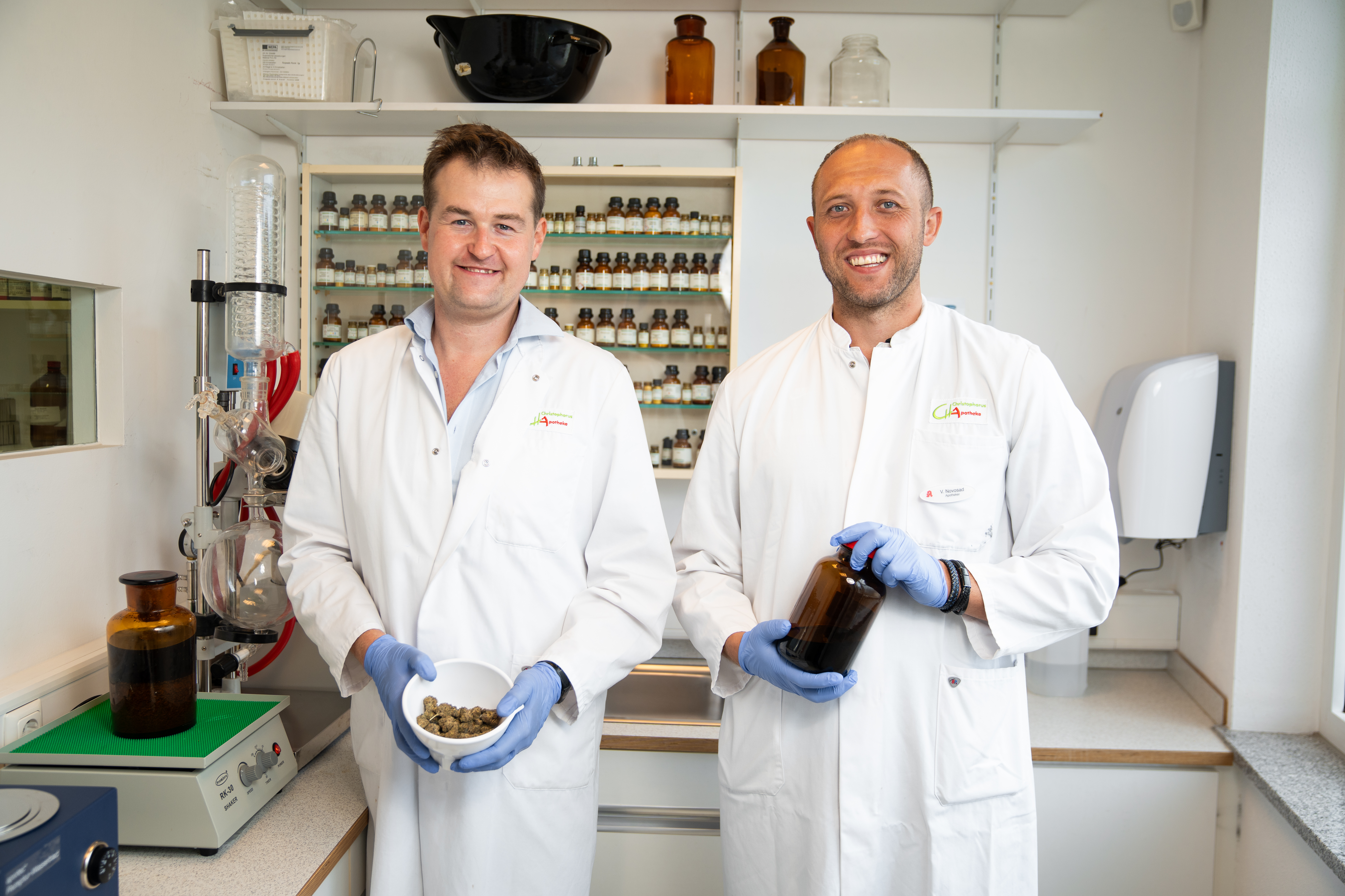 Zwei Mitarbeiter bei der Herstellung von Cannabis